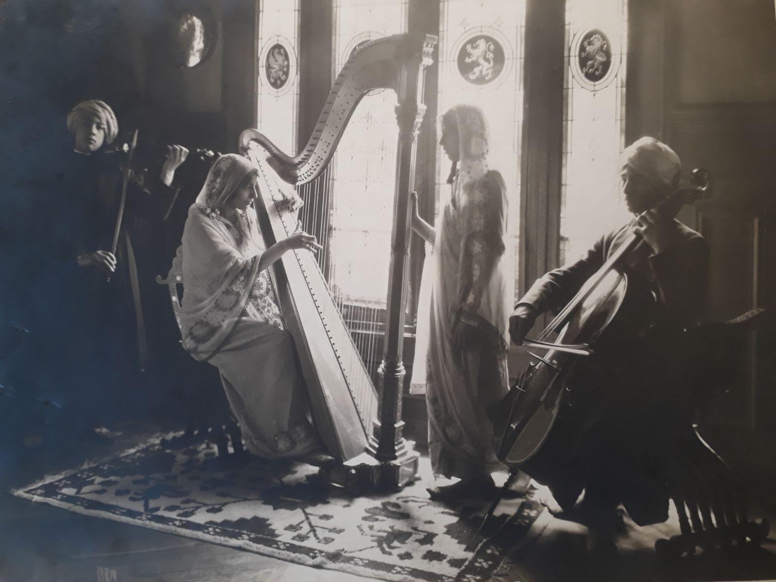 Noor playing harp with Vilayat, Hidayat, and Khairunissa in Fazal Manzil.
