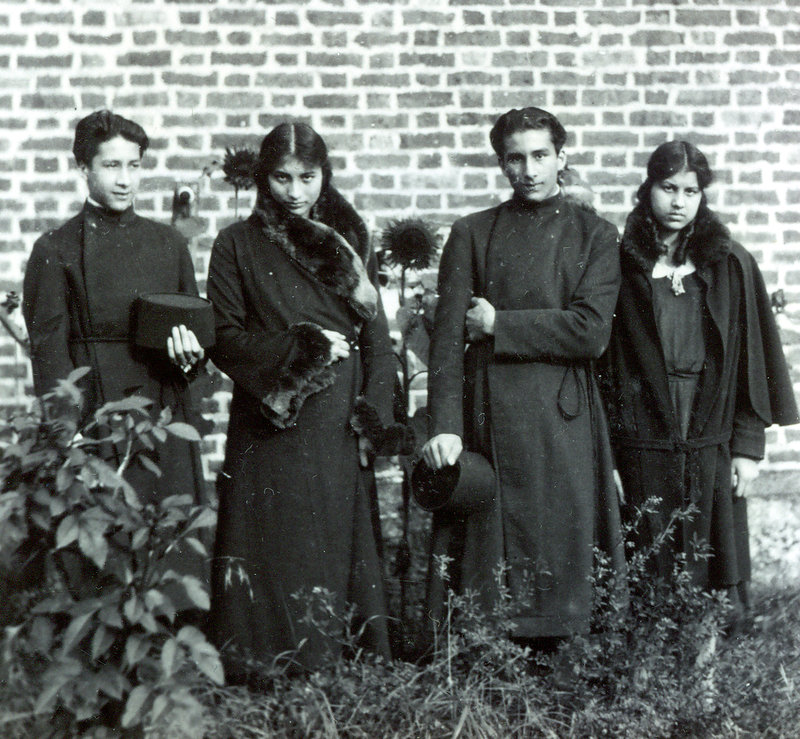 Hidayat, Noor, Vilayat, and Khairunisa. 1932